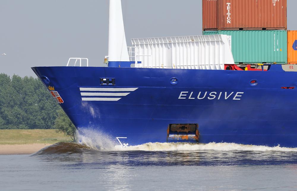 9607 Schiffsbug in Fahrt Gischt ELUSIVE auf der Elbe | Bilder von Schiffen im Hafen Hamburg und auf der Elbe